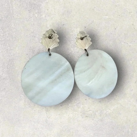 NWT 2.5” PORCELAIN WHITE LUCITE DISC GOLD SEASHELL DANGLE EARRINGS - Picture 3 of 5